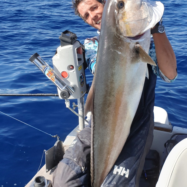 Le moniteur guide de pêche Fabien Harbers avec une sériole record prise au downrigger