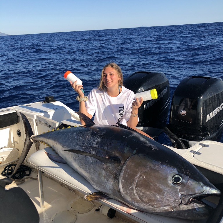Cette charmante membre du team Top Game Italie nous montre ici l’efficacité des Flotteurs release Tuna Plug Top Game pour la pêche au broumé du thon rouge ! Cette charmante membre du team Top Game Italie nous montre ici l’efficacité des Flotteurs release Tuna Plug Top Game pour la pêche au broumé du thon rouge !