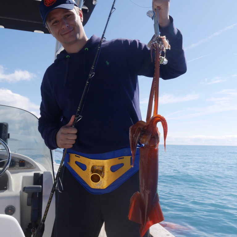 Un des stagiaires du guide Fabien Harbers avec un magnifique calamar rouge pris à la turlutte appâts