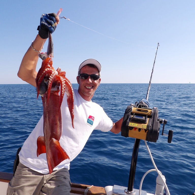 Fabien Harbers avec un gros calamar rouge pêché au moulinet électrique XL 611 Kristal Fishing