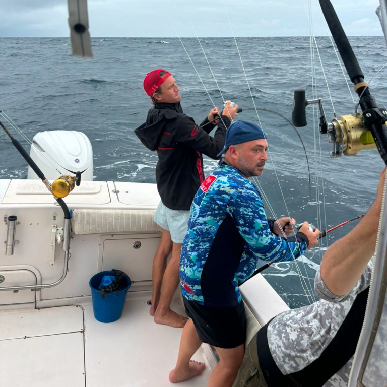 Jigging avec un moulinet casting en eaux profondes pour une belle prise.