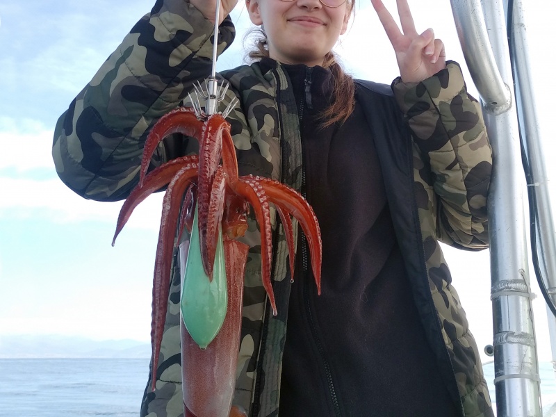 Ce gros calamar rouge pris à la turlutte aiguille par cette jeune fille montre bien que cette technique peut se pratiquer à tous âges !