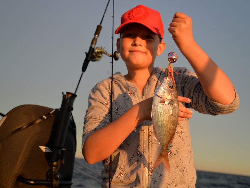La pêche de la dorade rose au kabura est si facile qu’elle peut être pratiqué dés le plus jeune âge