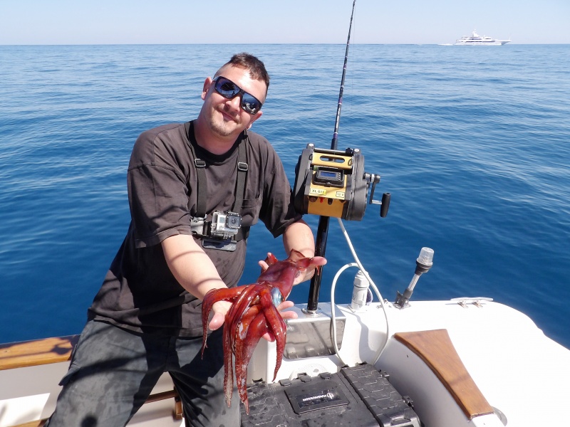 Un des clients du moniteur guide de pêche Fabien Harbers avec un calamar rouge pris au moulinet électrique XL 611 Kristal Fishing