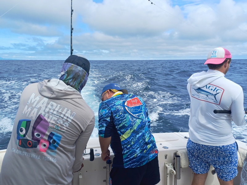 Action de pêche à la traîne à la recherche d'un wahoo.