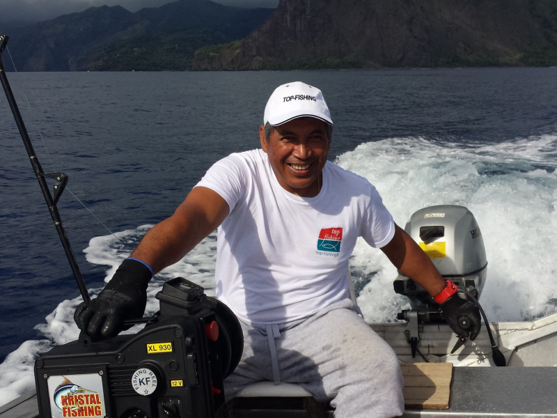 Un client Top Fishing en Polynésie pêche avec un XL 930