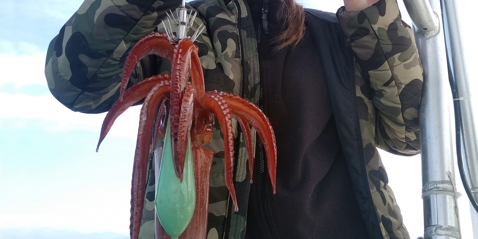 Ce gros calamar rouge pris à la turlutte aiguille par cette jeune fille montre bien que cette technique peut se pratiquer à tous âges !