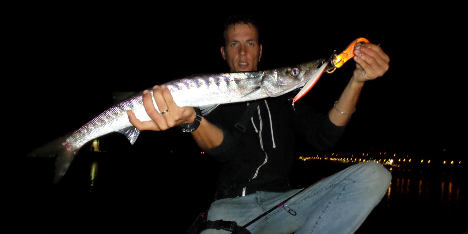 Une fish grip est recommandee pour manipuler un barracuda