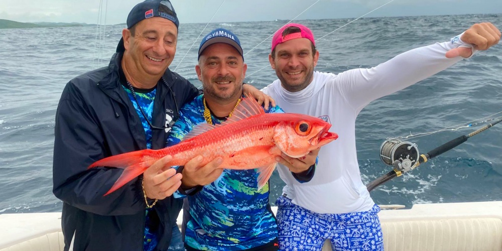 Pêche en profondeur à 250 mètres avec un jig pour capturer un vivaneau.