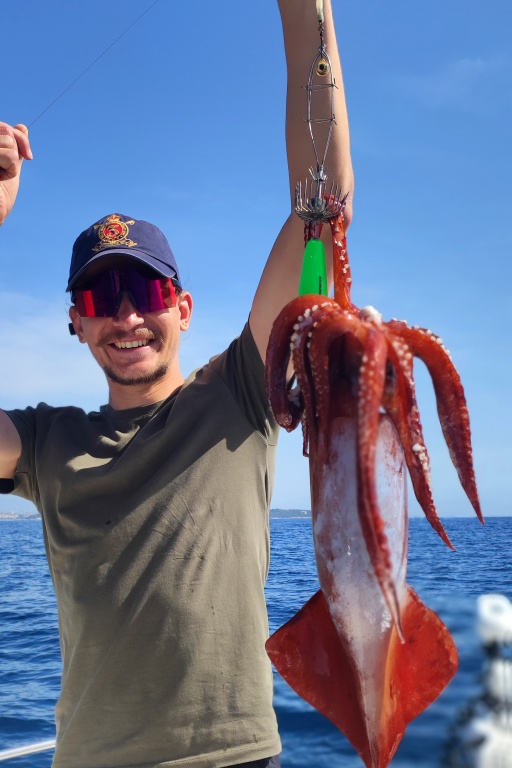 Gros calamar rouge pris par un des stagiaires du guide de pêche Fabien Harbers avec une turlutte cage plombée Flashmer
