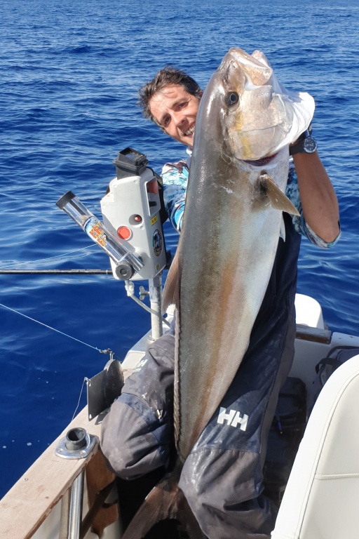 Le moniteur guide de pêche Fabien Harbers avec une sériole record prise au downrigger