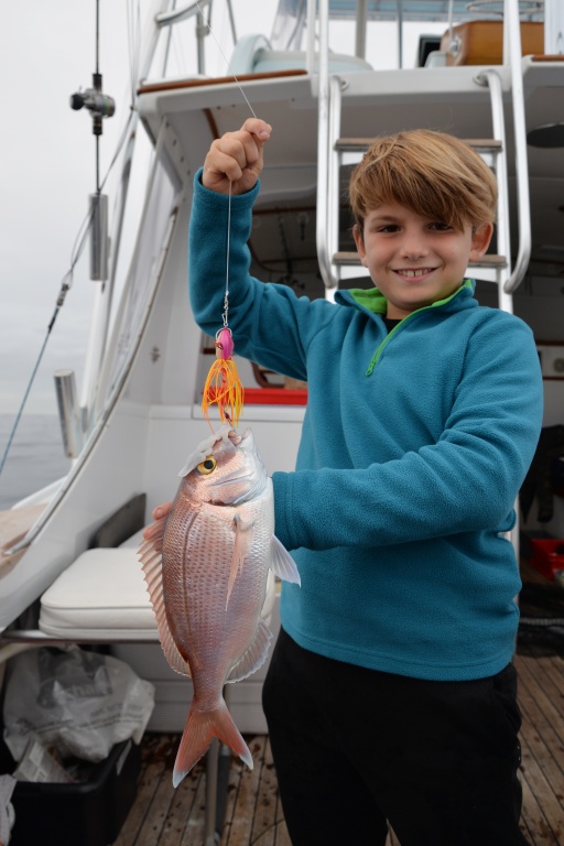 Beau pagre pour ce jeune pêcheur. En associant des lanières de calamars avec le madaï Maréchal, la pêche est un jeu d’enfant !