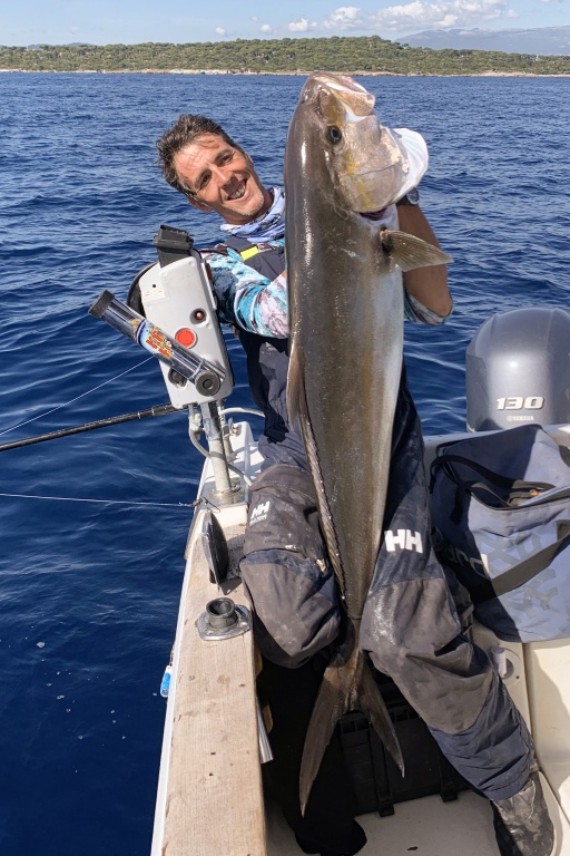 Le spécialiste du downrigger Fabien Harbers avec une sériole record pêchée au dowrigger XL 90 Kristal Fishing !