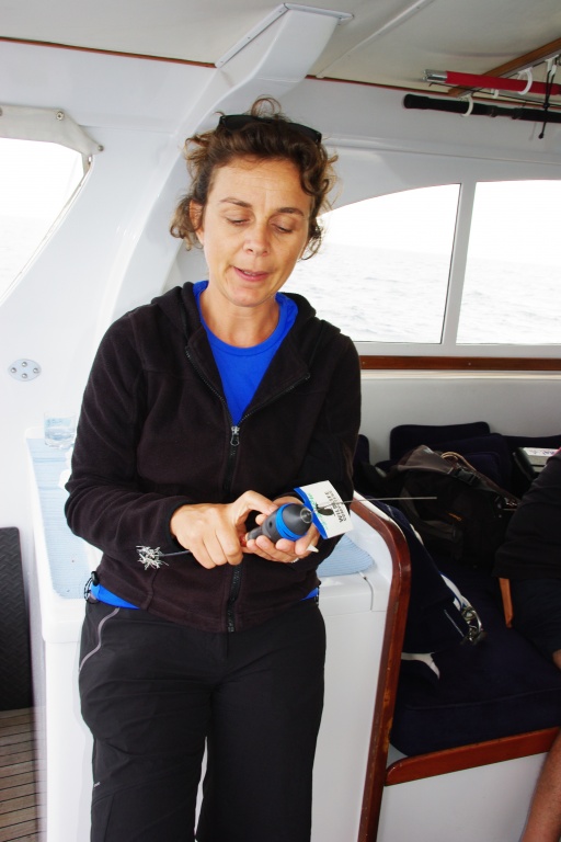  Manuela, une biologiste en milieu marin d’origine italienne nous explique le fonctionnement des balises satellites