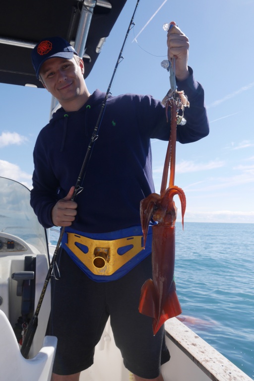 Un des stagiaires du guide Fabien Harbers avec un magnifique calamar rouge pris à la turlutte appâts