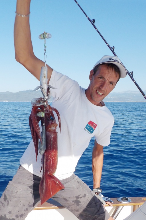 La pêche des calamars rouges en grandes profondeurs fonctionne aussi bien en été qu’en hiver !