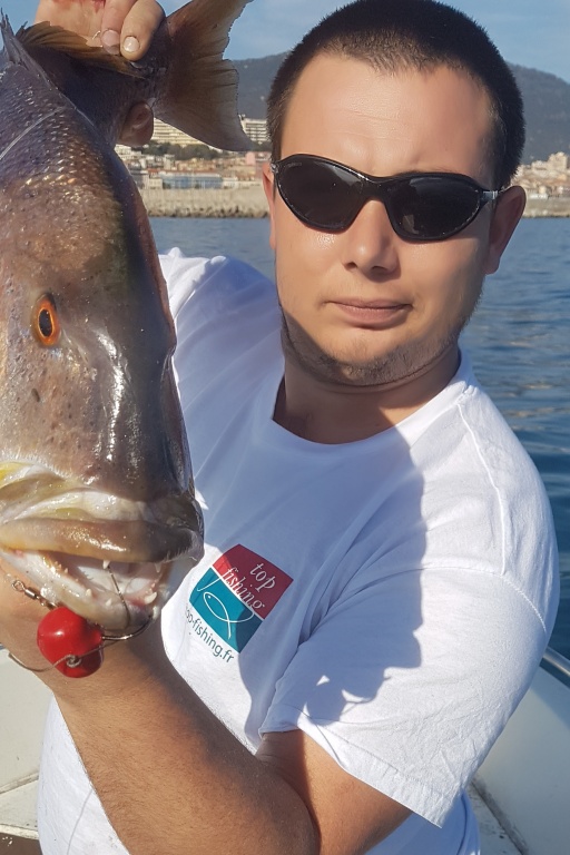 Pascal Trogi, leader de la Team Top Fishing en Corse, ici avec un best-seller innovant et exclusif : le fireball mer