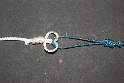 Tirez jusqu\'à ce que la boucle passe autour de son nœud.