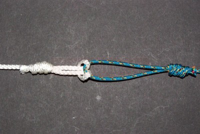 En tirant de chaque coté, les deux boucles s\'unissent.