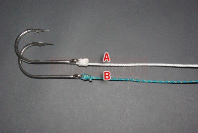 Montez directement les hameçons de même taille sur deux brins de tailles différentes et de même diamètre.  Un des fils vous servant pour l\'intégralité du bas de ligne (A) tandis que l\'autre (B) sera coupé au plus prés du nœud. Ainsi, pour une bas de ligne d\' 1,5 m, prenez un brin d\'1,5 m (A) et un autre de 20 à 30 cm (B)
