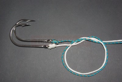 Effectuez une première boucle comme pour un nœud chirurgien. Vous pouvez l\'exécuter aussi bien du coté hameçon que du coté ligne.