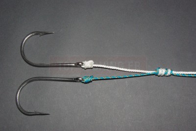 Serrez en humectant bien le nœud avec de la salive afin d\'éviter tout échauffement qui fragiliserait le nylon. A toutes ces étapes, veillez à ce que chacun des brins vers les hameçons soient rigoureusement de même taille. Au besoin, en serrant, vous pouvez ajuster en tirant indépendamment sur l\'une ou l\'autre des deux lignes. Quand vous constatez que les deux brins A et B sont de même taille, serrez définitivement le nœud.