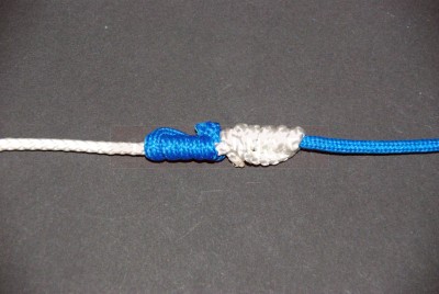 Puis coupez le fil excédentaire. Votre nœud est fini.