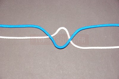 Faites chevaucher les deux lignes en préparant un espace qui permettra de faire le nœud (important) 