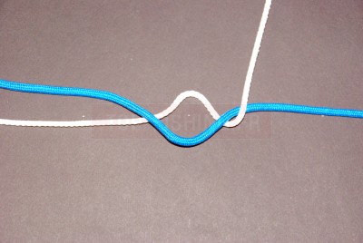 Prenez un des brins et faites le passer sous l\'autre fil