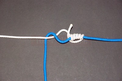 Prenez l\'autre brin et faites passez sous l\'autre fil