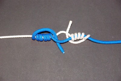 Puis ramenez le brin vers l\'espace. Celui-ci doit passer à l\'opposé du premier brin.