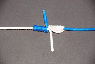 Maintenez bien avant le serrage sous peine de voir l\'ensemble se défaire. Une astuce connue est de le maintenir dans la bouche. Le serrage est en effet le moment le plus délicat et celui-ci doit être très progressif. Pensez à bien mouiller avec de la salive. Après avoir pré-serré en tirant les brins libres, tirez chaque fil progressivement jusqu\'au bout.