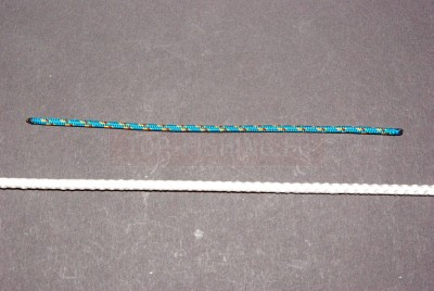 Prenez un petit bout de fil (tresse) d\'une dizaine de centimètres. Placez le parallèlement à votre ligne.