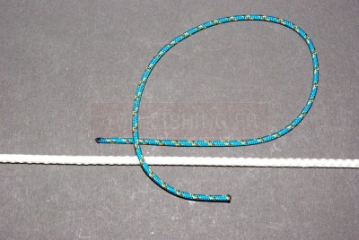 Formez une boucle avec le petit brin. Passez au dessus le votre ligne.