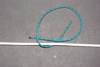 Passez le fil dans la boucle ainsi formée en enroulant autour de votre ligne.