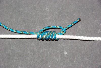 Serrez régulièrement en tirant chacun des brins libres. Mouillez bien.