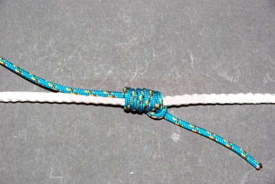 Plus vous serrerez le nœud, plus celui-ci coulissera dur. Attention néanmoins de ne pas trop serrer au risque de fragiliser votre ligne en nylon.