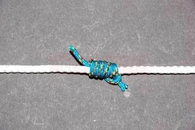 Coupez les brins excédentaires en prenant soin de laisser un peu de rejet (5 mm) Ainsi le nœud passera beaucoup mieux dans le anneaux.