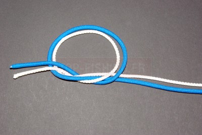 Puis passez les deux brins à l\'intérieur de la boucle (comme pour un nœud simple). Prévoyez assez de fil pour recommencer l\'opération.