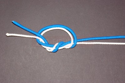 Passez une deuxième fois les deux brins dans la boucle