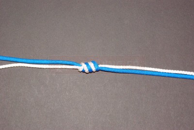 Serrez progressivement en mouillant bien le nœud avec votre salive.