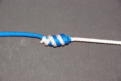 Coupez l\'excédent des deux brins