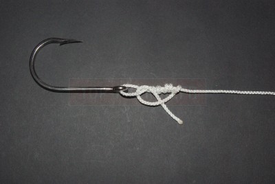 Puis repassez le dans la boucle qui a été ainsi formée