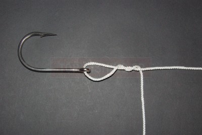 Repassez le fil en dessous de la ligne mère une seconde fois.