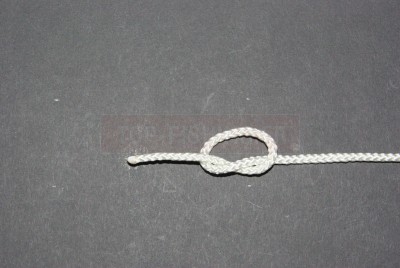 Avec votre bas de ligne (fluorocarbone ou nylon) formez un nœud simple.