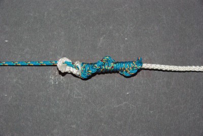 Coupez le fluorocarbone au ras du nœud.  Nous vous conseillons de coupez la tresse en laissant quelques millimètres (Afin d\'éviter que la tresse ne s\'effiloche quand vous la coupez, tendez la) Ce bout évitera que le clefs ne se défassent toutes seules.  Pour le lancer, ce bout facilite dans une moindre mesure le passage dans les anneaux. Ne rajoutez pas de colle type cyanolicrate: ce type de produit a tendance à rigidifier et à fragiliser le nœud. Votre nœud est terminé.