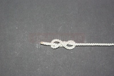 En repassant le brin libre dans la boucle et en tirant légèrement, vous obtenez un 8. Veillez à ne pas trop tirer afin de pouvoir encore faire passer la tresse dans chacune des boucles.