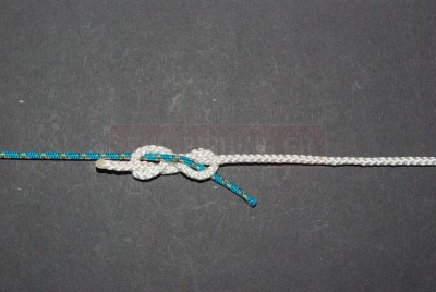 Puis repassez la tresse dans la seconde spire.