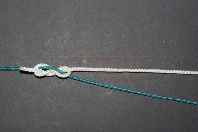 Faites coulisser de 10 à 20 cm de tresse.  * Plus le diamètre de votre tresse est de votre bas de ligne sont importants et plus vous devrez réserver de la tresse.  ex: Pour de la tresse 15 lb et du fluorocarbone 16 lb, prenez 10/15 cm. Pour de la tresse 50 lb et un bas de ligne 80 lb, prenez de 20 à 30 cm de tresse