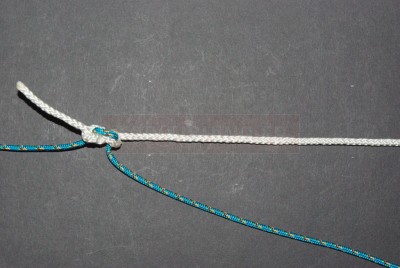 Serrez très fortement le nœud du fluorocarbone. La tresse doit \